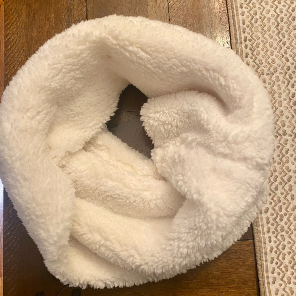 Infinity Women's Plush White Loop Scarf